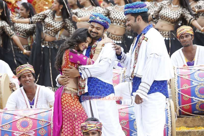 Still Kunchacko Boban Vedhika Indrajith In Cousins 480