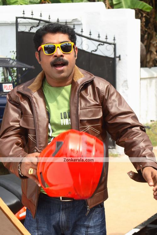 Suraaj Venjaramood In Lucky Jokkers 6