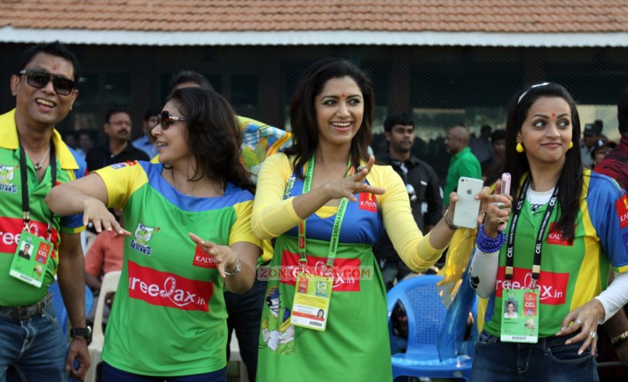 Ccl 3 Kerala Strikers Vs Karnataka Bulldozers Stills 1384