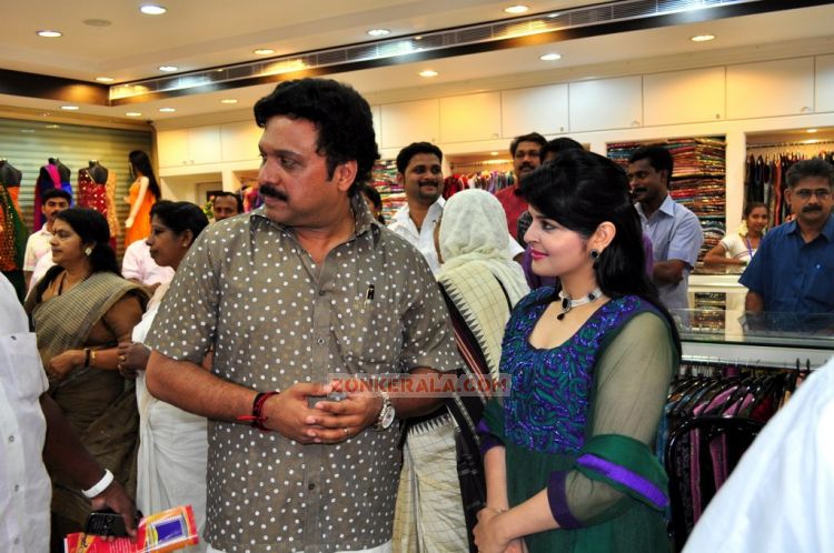 Roma Asrani At Rk Sarees Punalur Showroom Inauguration 8322