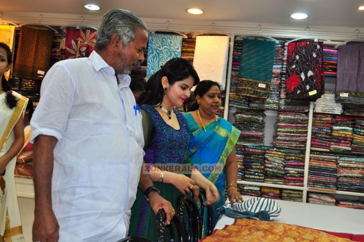 Roma Asrani At Rk Sarees Punalur Showroom Inauguration Photos 6088